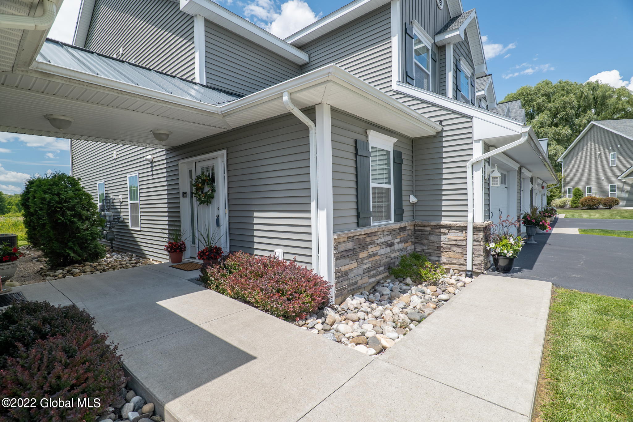 122 Paddock Circle Rotterdam, NY 12306 - Photo 2 of 35 2-web-or-mls-122PaddockCir-2