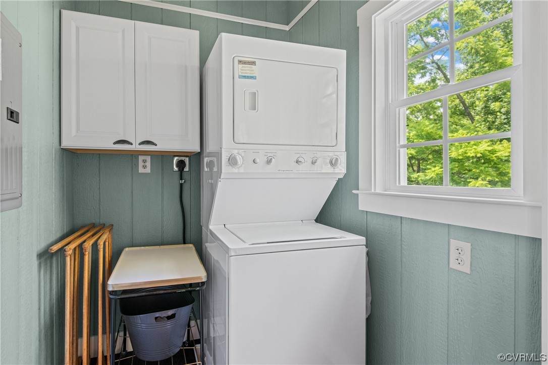 858 Chapel Road New Canton, VA 23123 - Photo 23 of 48 a utility room with dryer and washer