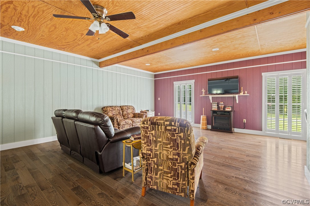 858 Chapel Road New Canton, VA 23123 - Photo 25 of 48 a living room with furniture and a wooden floor