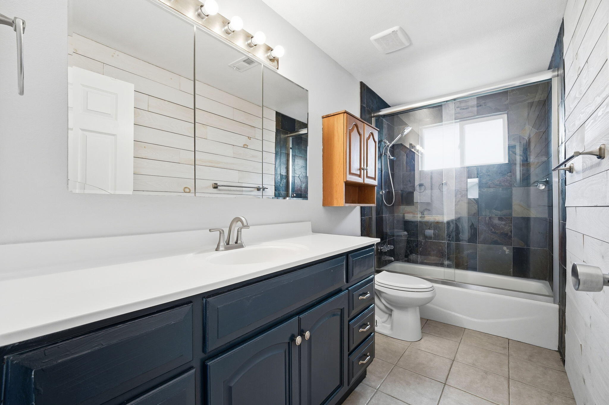 2415 Marion Court Redding, CA 96001 - Photo 11 of 22 17-web-or-mls-IMG-17