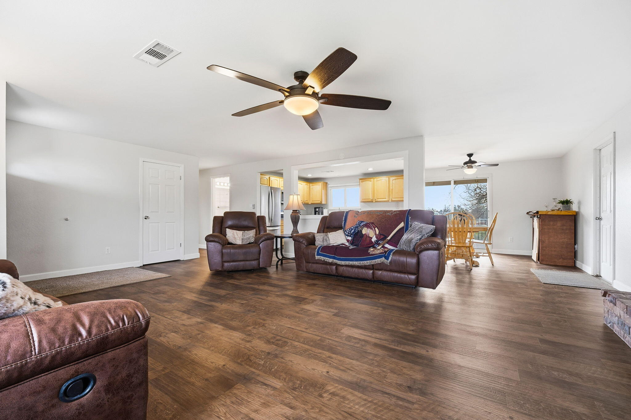 2415 Marion Court Redding, CA 96001 - Photo 4 of 22 7-web-or-mls-IMG-07