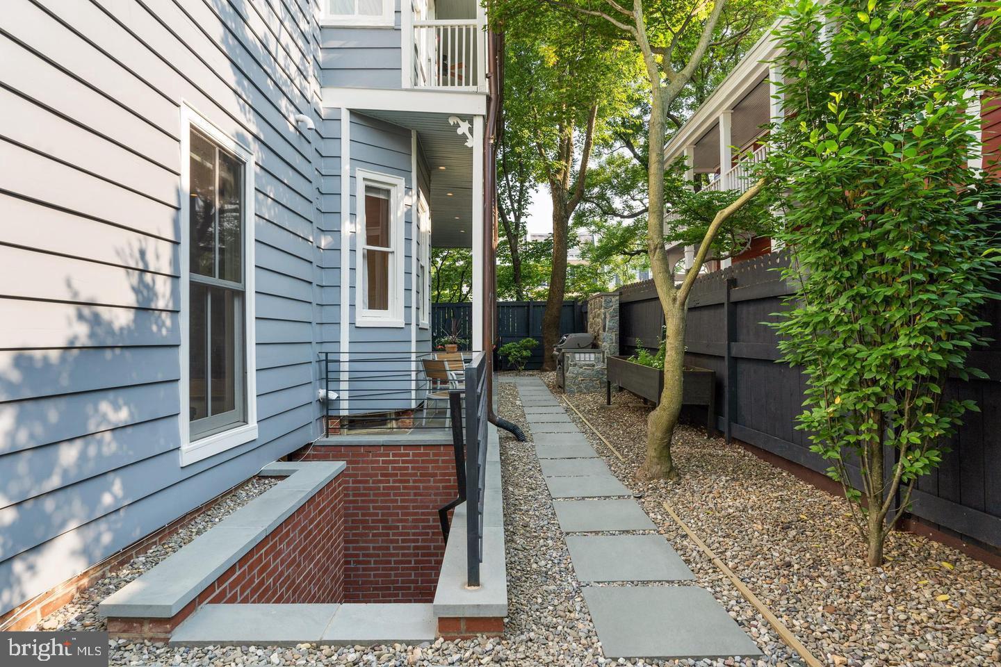3417 R Street Northwest Washington, DC 20007 - Photo 27 of 29 large side yard