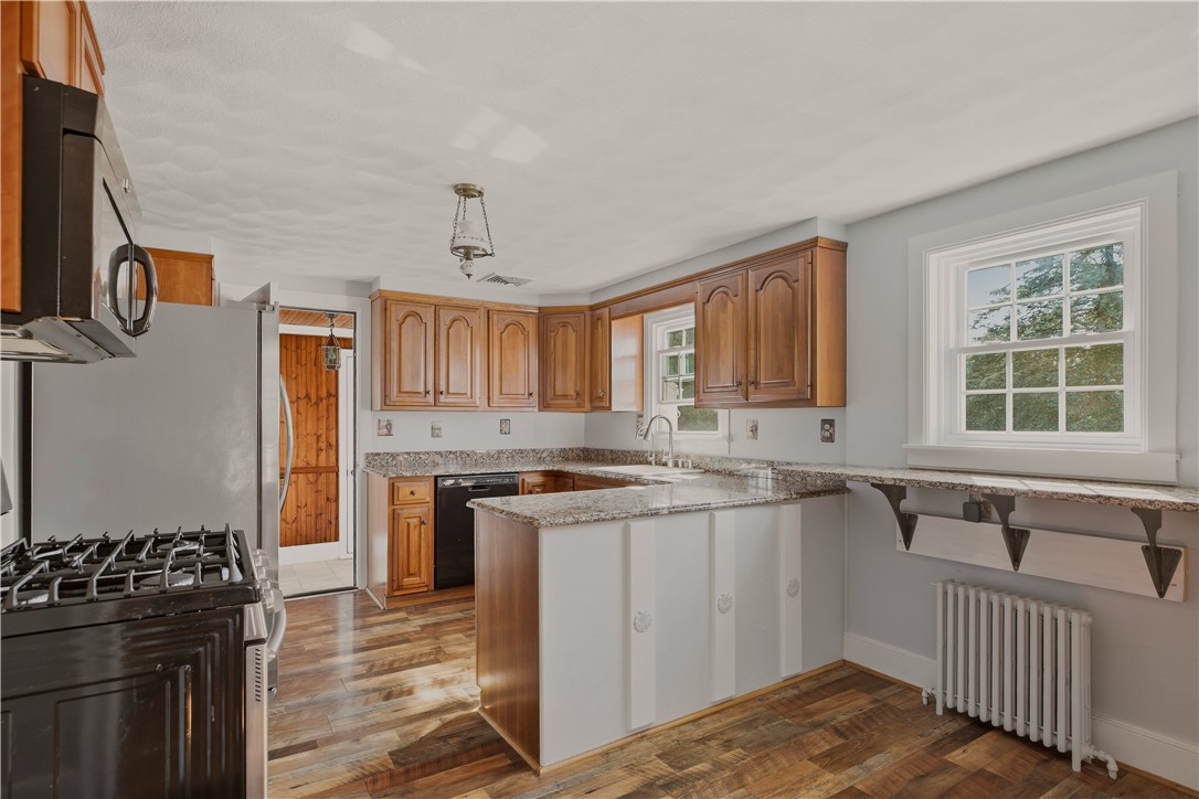 8 Fort Hill Road Bristol, RI 02809 - Photo 5 of 46 Gallery Image 5