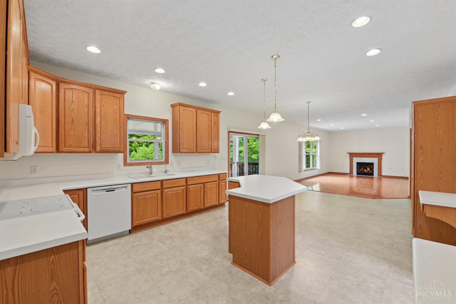 1109 Asbury Road Cincinnati, OH 45255 - Photo 14 of 69