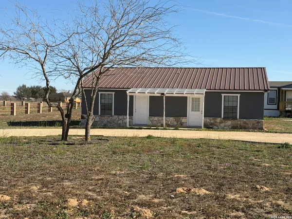 $1,800 | 268 County Road 341, La Vernia, TX 78121