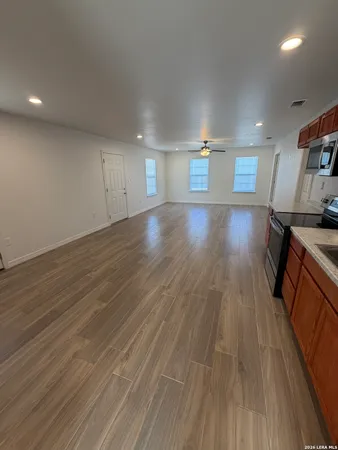 $1,800 | 268 County Road 341, La Vernia, TX 78121