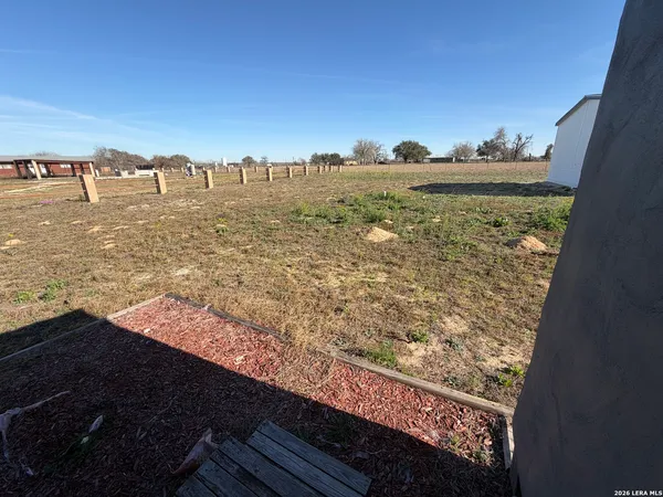 $1,800 | 268 County Road 341, La Vernia, TX 78121