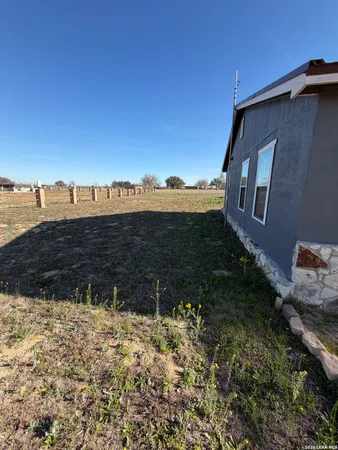 $1,800 | 268 County Road 341, La Vernia, TX 78121