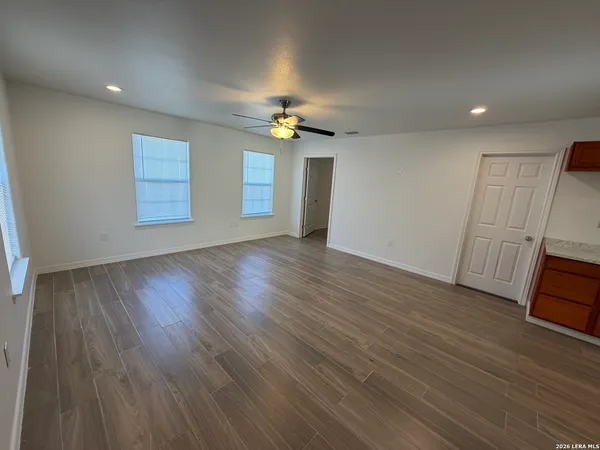 $1,800 | 268 County Road 341, La Vernia, TX 78121