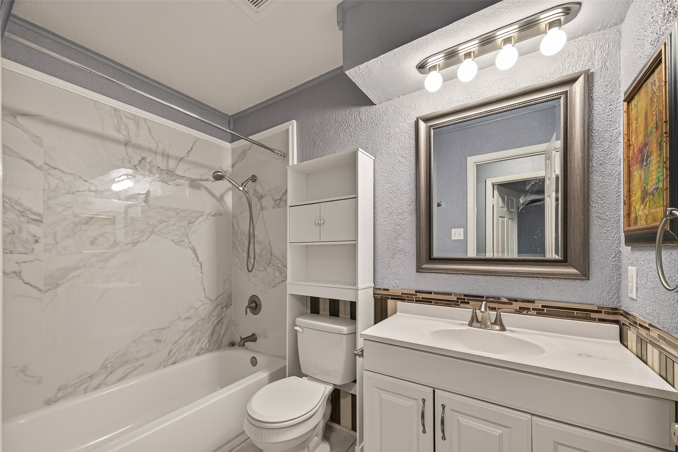 16219 Rill Lane Houston, TX 77062 - Photo 13 of 24 Secondry/Guest bathroom w tub