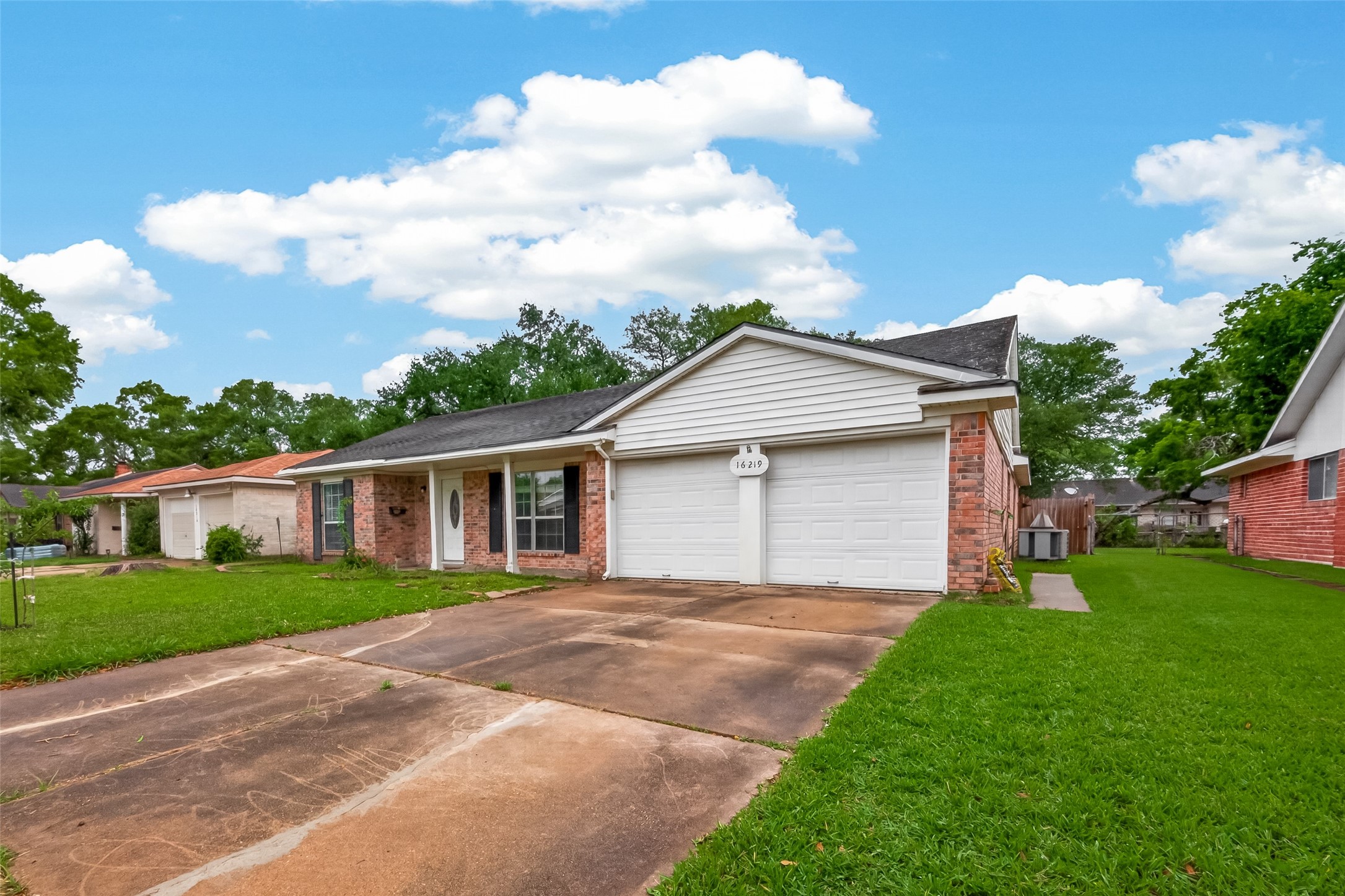 16219 Rill Lane Houston, TX 77062 - Photo 3 of 24 2 car garage w double drive way