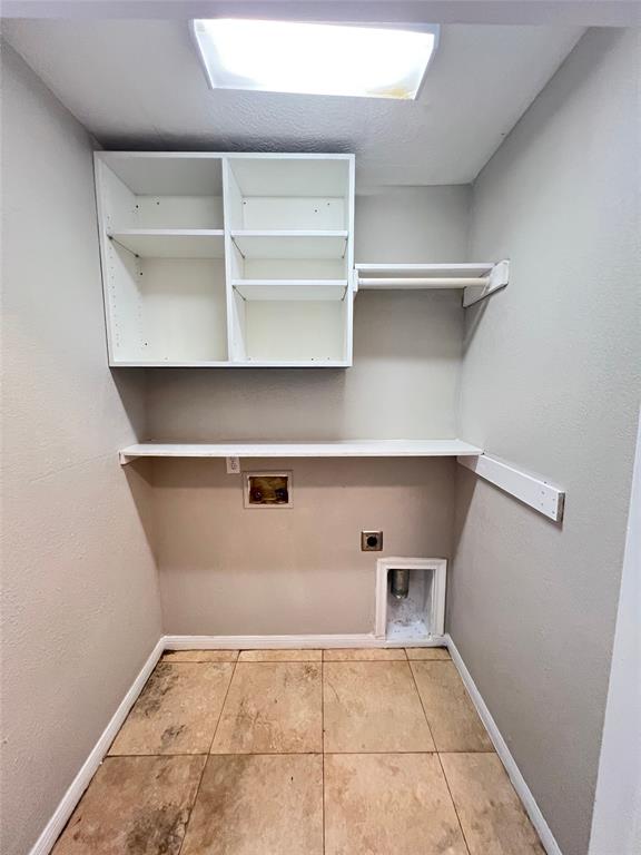 6151 Alpha Road Dallas, TX 75240 - Photo 18 of 39 a view of an empty walk in closet