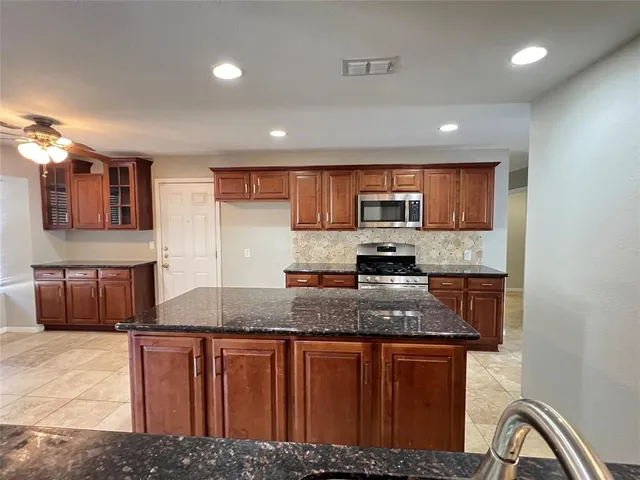 $3,400 | 6151 Alpha Road, Dallas, TX 75240