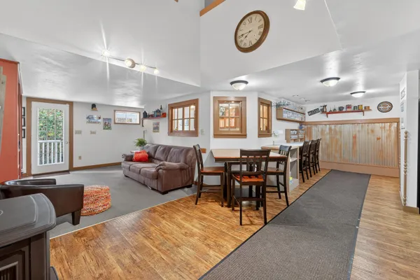 $949,900 | 107 Lamine Lane, Combined Locks, WI 54113