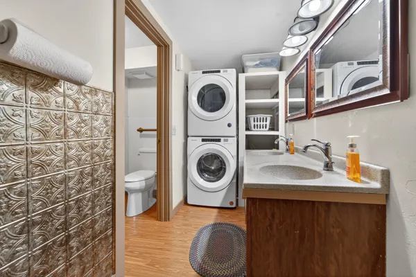 $949,900 | 107 Lamine Lane, Combined Locks, WI 54113