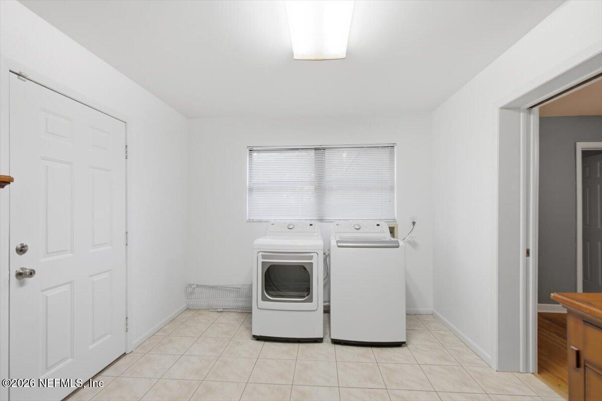 1425 Oak Haven Road Jacksonville, FL 32207 - Photo 20 of 25 20-Laundry Area