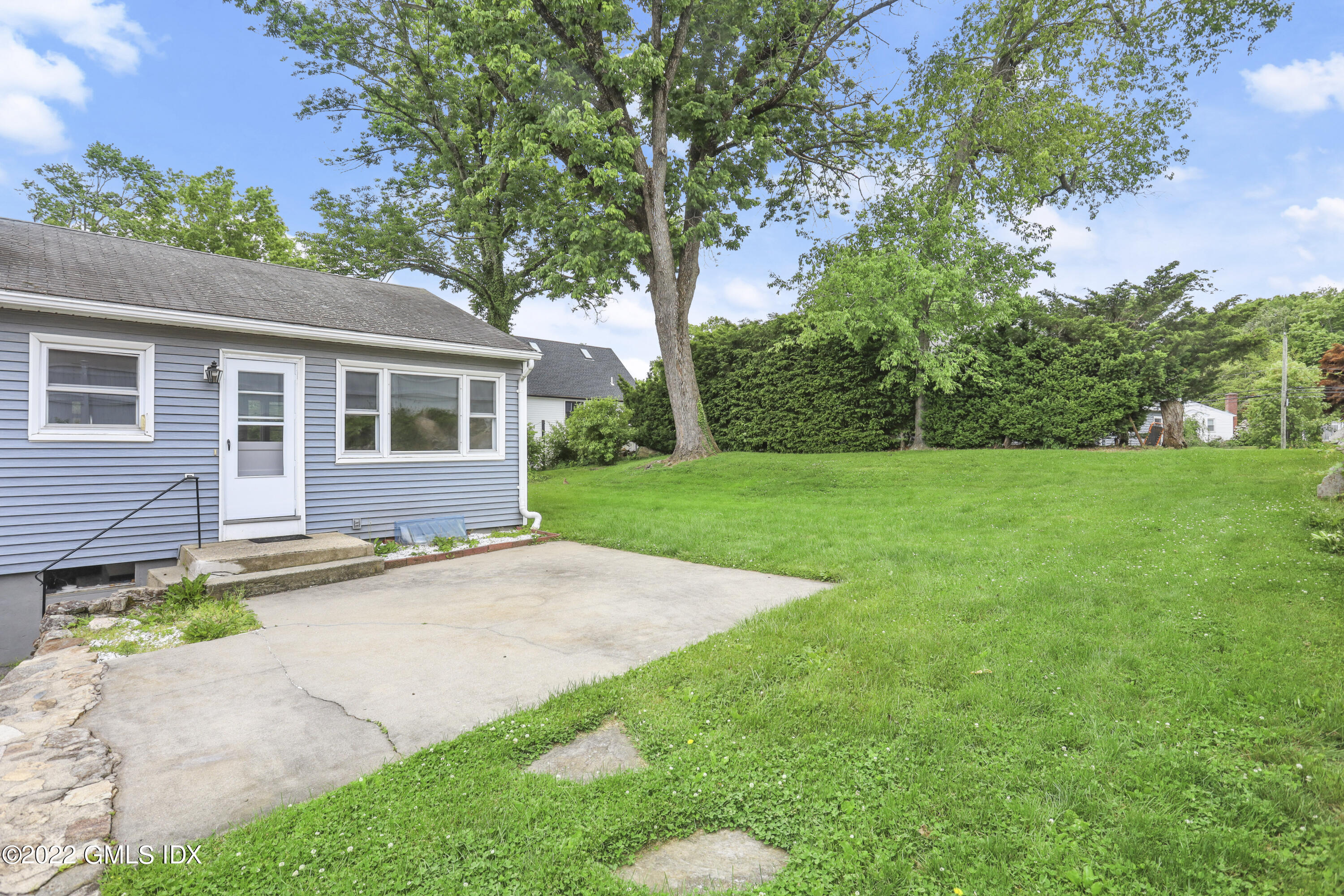 29 Thorn Hill Road Riverside, CT 06878 - Photo 12 of 37 Patio off kitchen