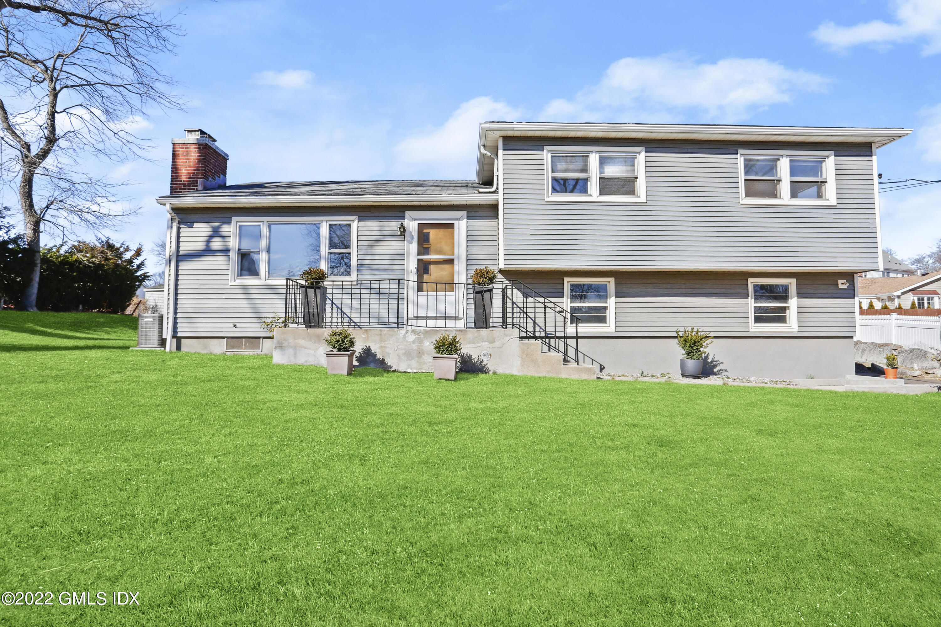 29 Thorn Hill Road Riverside, CT 06878 - Photo 2 of 37 29 Thornhill