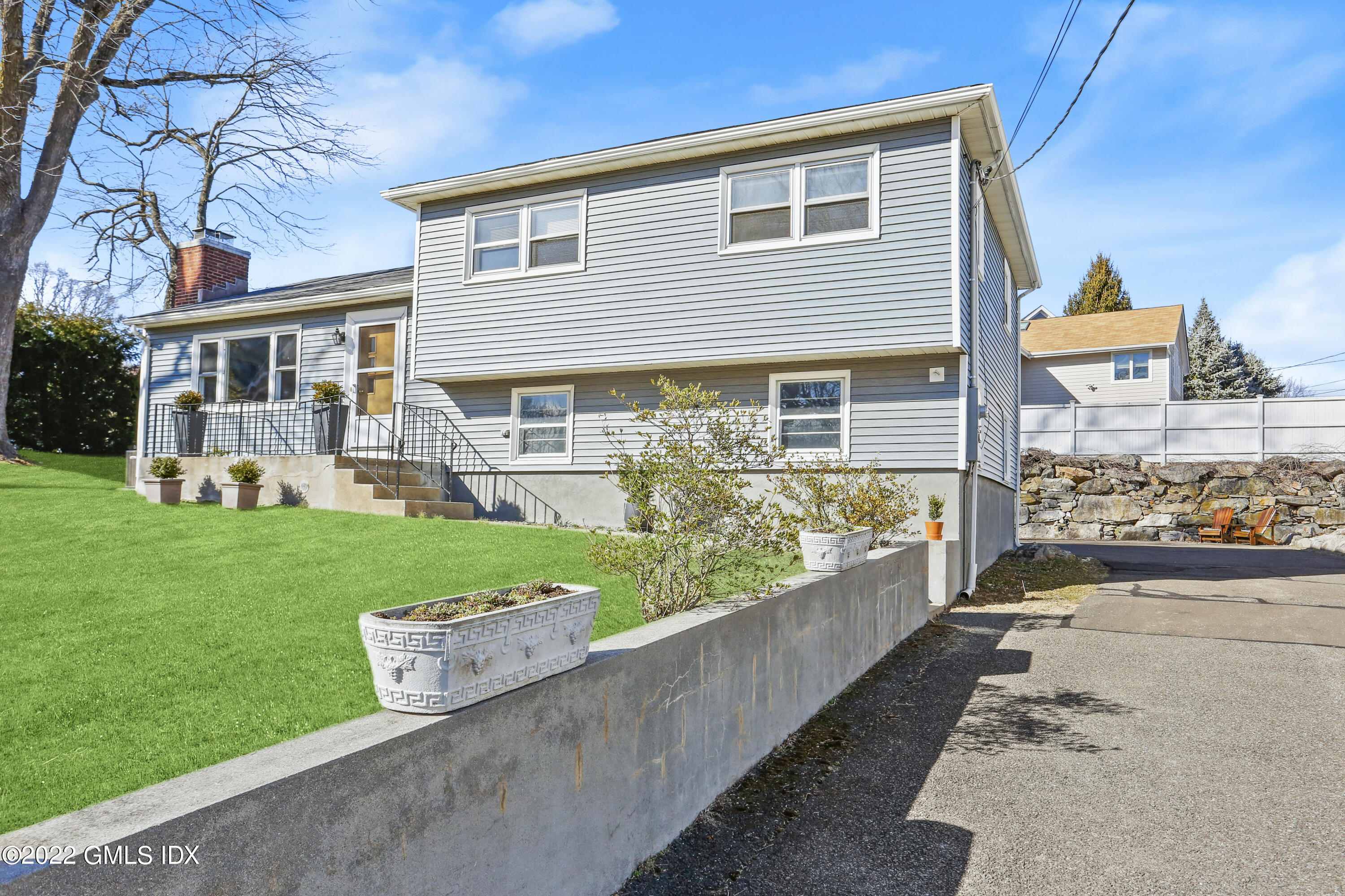 29 Thorn Hill Road Riverside, CT 06878 - Photo 3 of 37 29 Thornhill