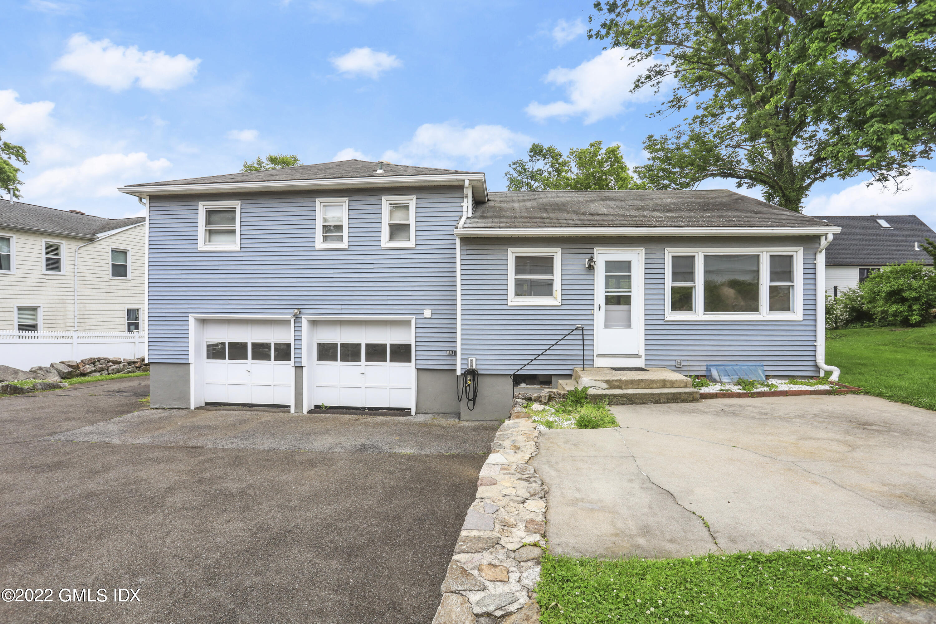 29 Thorn Hill Road Riverside, CT 06878 - Photo 31 of 37 parking and patio