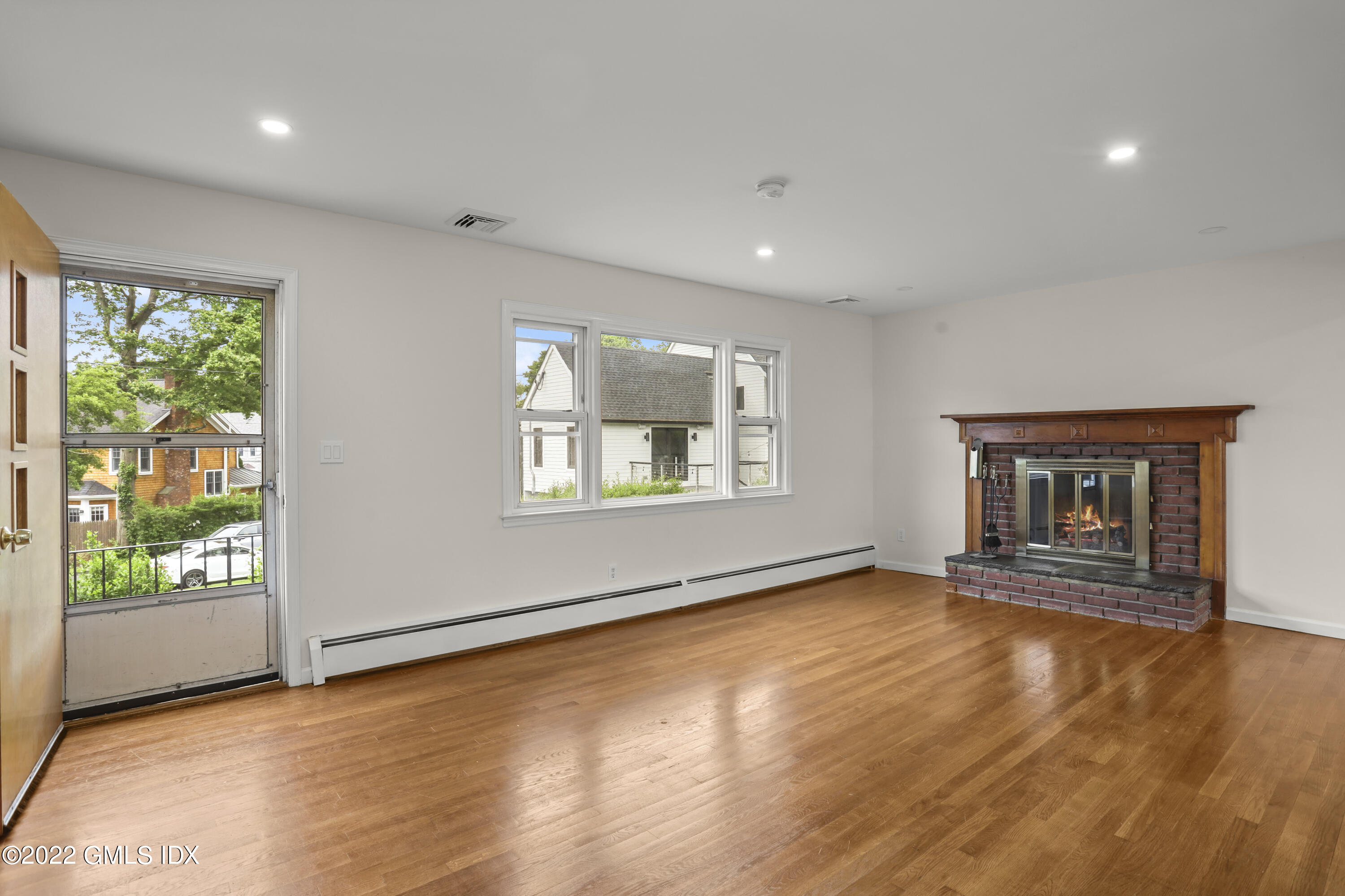 29 Thorn Hill Road Riverside, CT 06878 - Photo 4 of 37 Living/Family Room