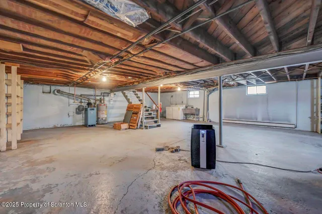 a view of a house with backyard