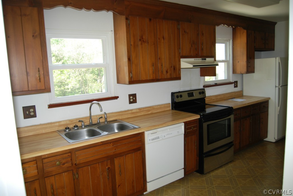 8512 Hann Road North Chesterfield, VA 23236 - Photo 14 of 23 a kitchen with a sink stove and cabinets