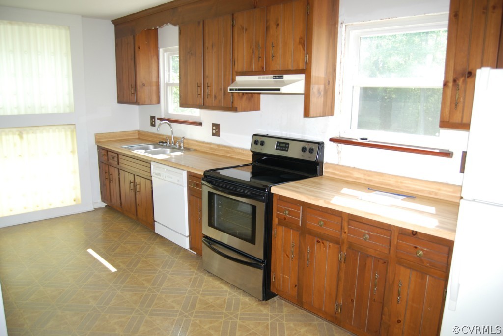 8512 Hann Road North Chesterfield, VA 23236 - Photo 15 of 23 a kitchen with a stove and a sink