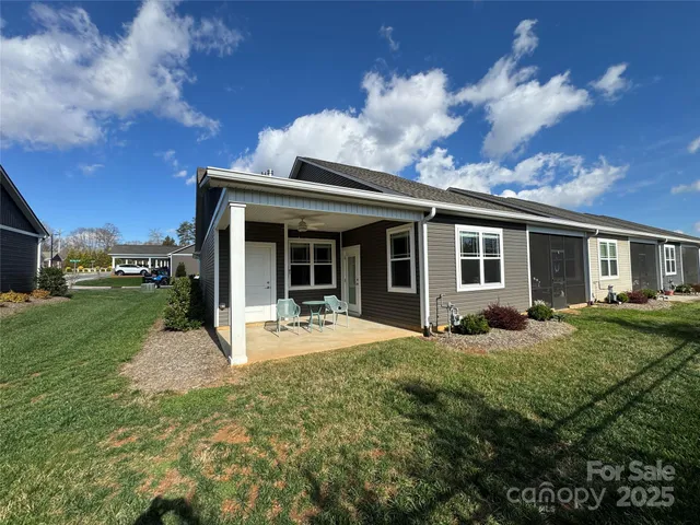 a view of a house with backyard and porch