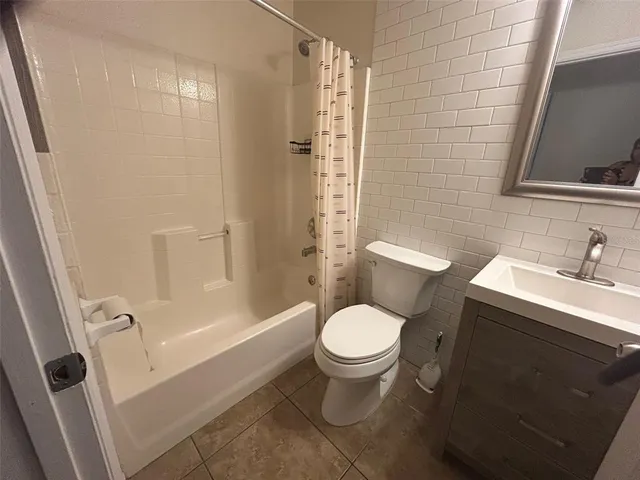 $2,400 | 1015 61st Ave Drive East, Bradenton, FL 34203