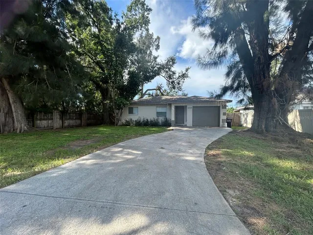 $2,400 | 1015 61st Ave Drive East, Bradenton, FL 34203