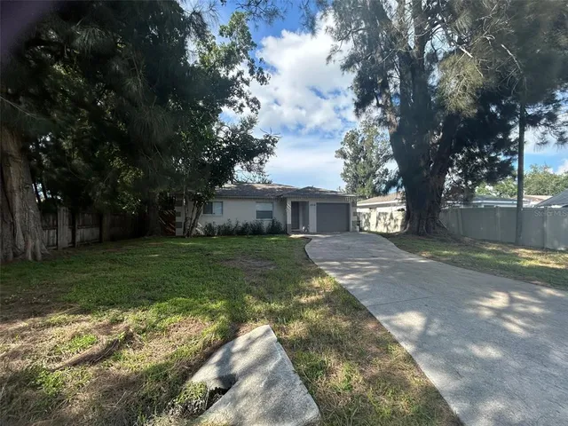 $2,400 | 1015 61st Ave Drive East, Bradenton, FL 34203
