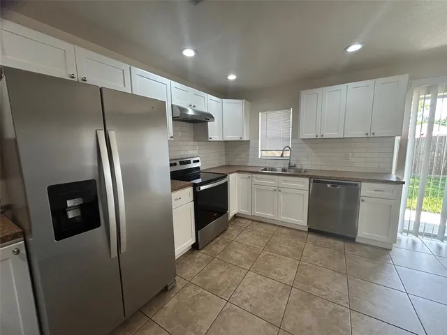 $2,400 | 1015 61st Ave Drive East, Bradenton, FL 34203