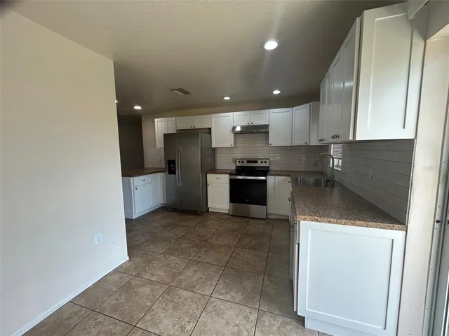 $2,400 | 1015 61st Ave Drive East, Bradenton, FL 34203