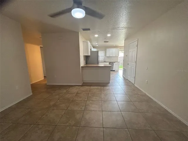 $2,400 | 1015 61st Ave Drive East, Bradenton, FL 34203