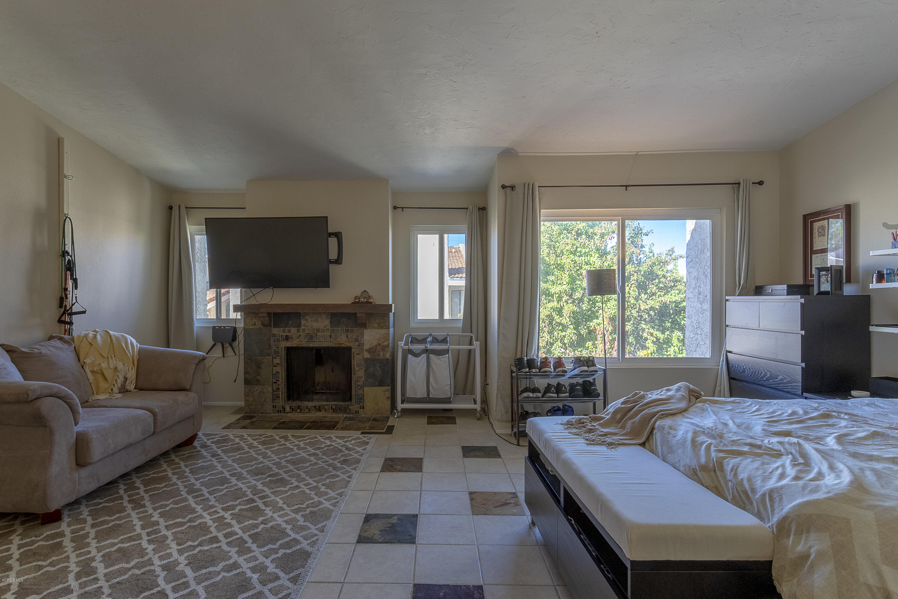 1898 Stow Street Simi Valley, CA 93063 - Photo 11 of 20 Master bedroom