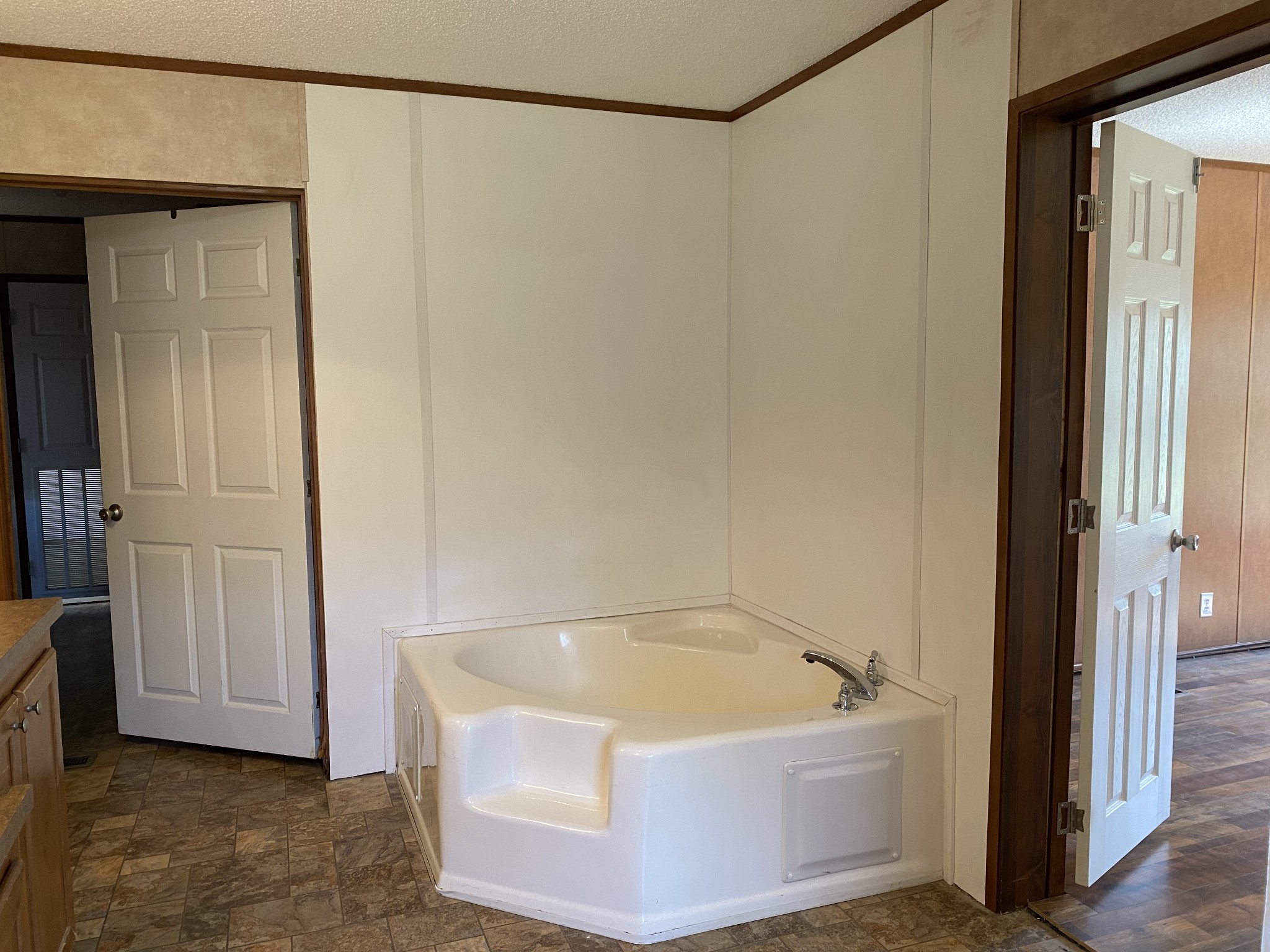 5202 Doss Road Springfield, TN 37172 - Photo 21 of 33 a view of a bathtub in a room