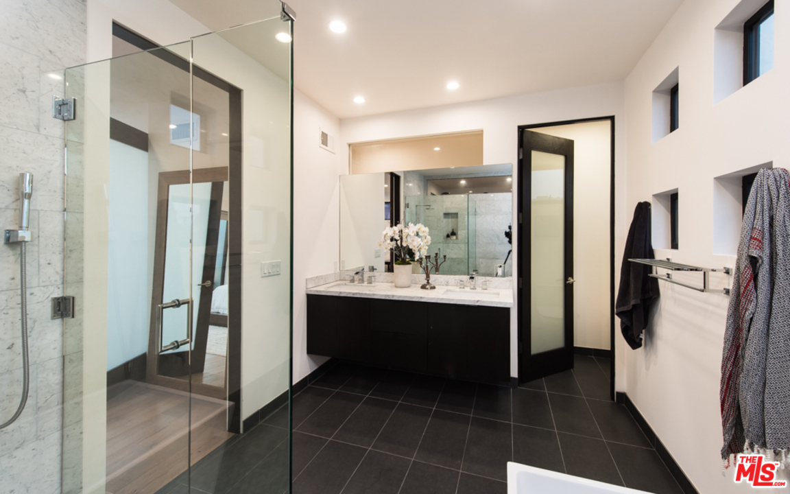 343 28th Avenue Venice, CA 90291 - Photo 17 of 26