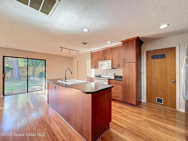 $2,200 | 640 Casa Grande Drive, Melbourne, FL 32940