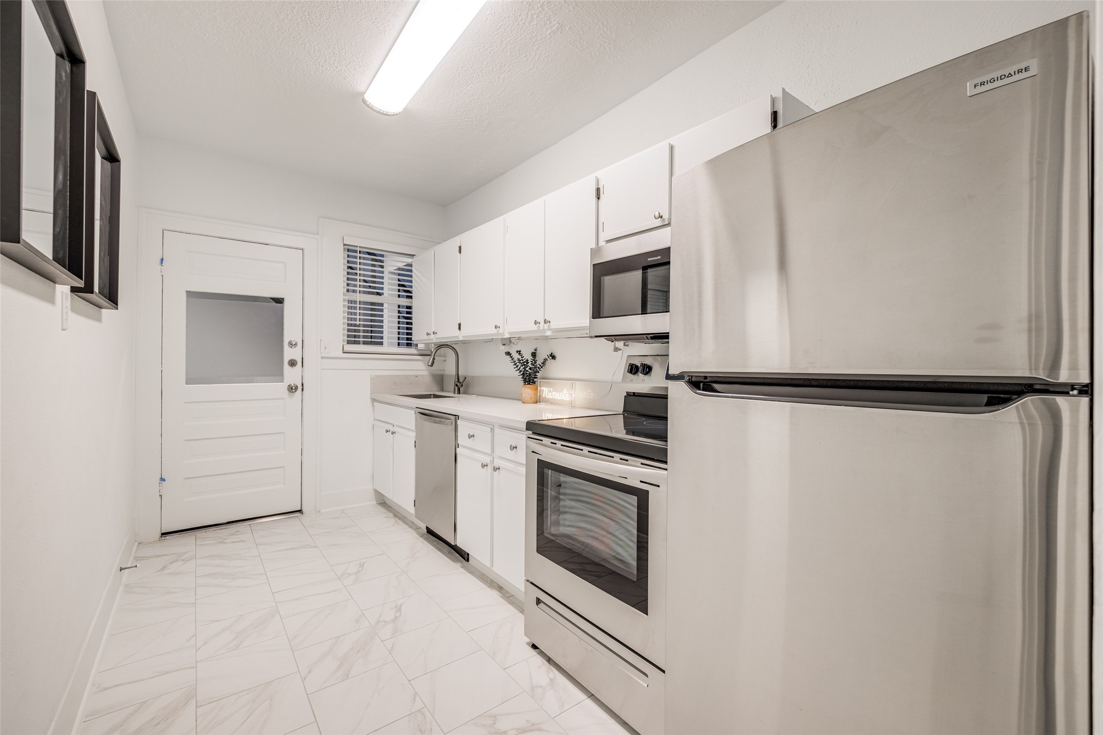 605 Bomar Street, Unit 1 Houston, TX 77006 - Photo 23 of 27 Kitchen MODEL PHOTOS OF SAME FLOOR PLAN UNIT
