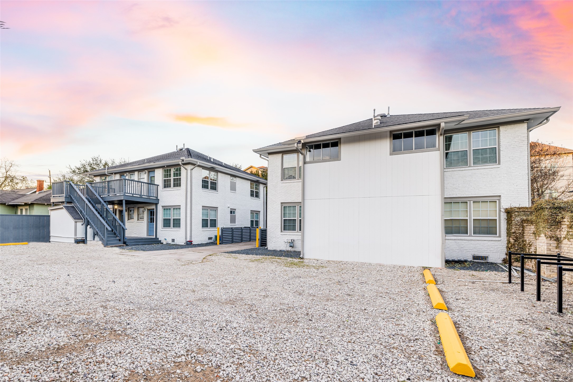 605 Bomar Street, Unit 1 Houston, TX 77006 - Photo 4 of 27 Completely Gated. Unassigned Parking. On-site washer and dryer.