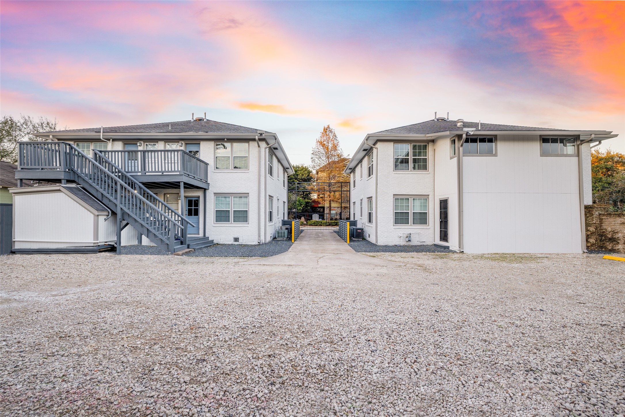 605 Bomar Street, Unit 1 Houston, TX 77006 - Photo 7 of 27 Completely Gated. Unassigned Parking. On-site washer and dryer.