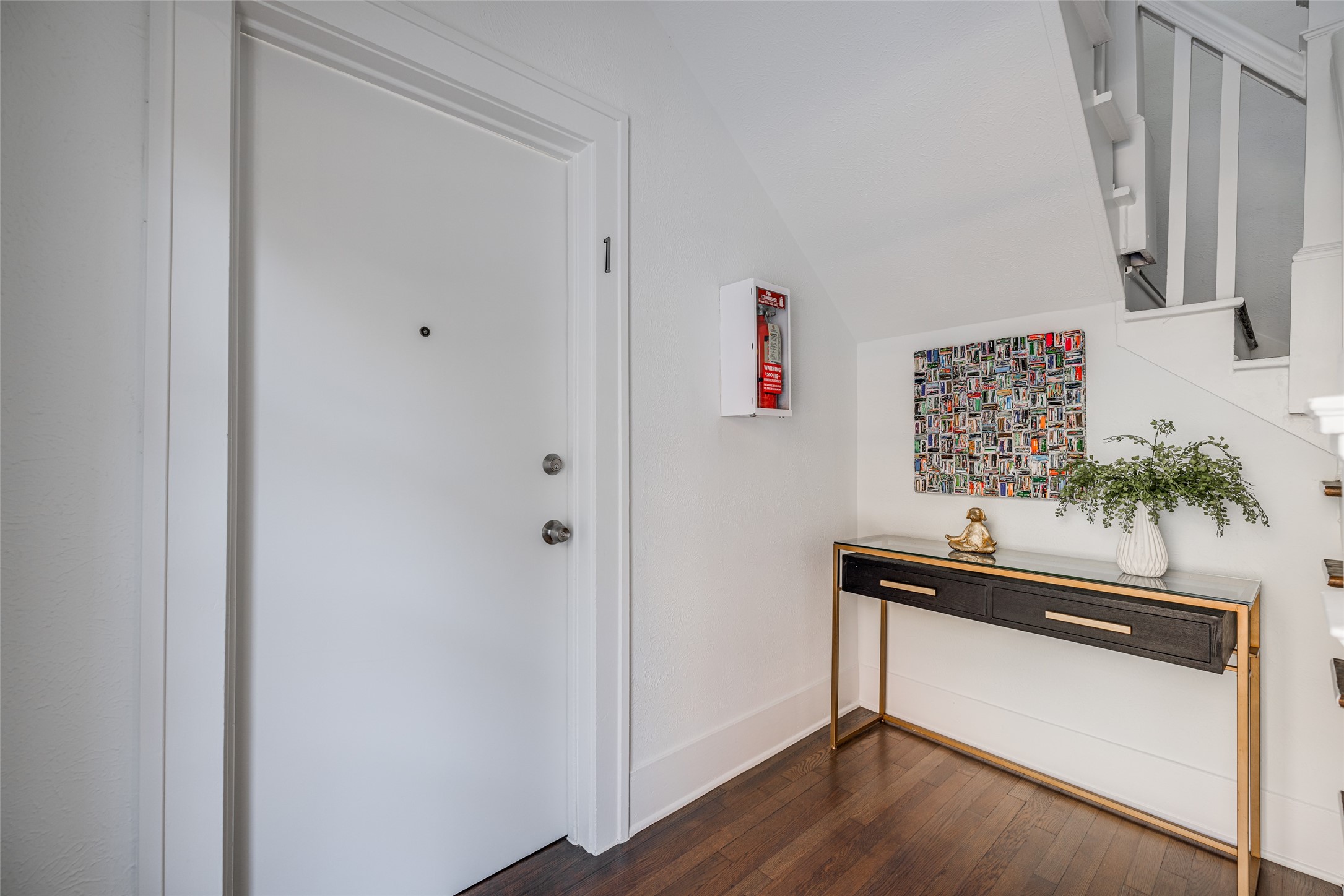 605 Bomar Street, Unit 1 Houston, TX 77006 - Photo 10 of 27 1st Floor Foyer MODEL PHOTOS OF SAME FLOOR PLAN UNIT