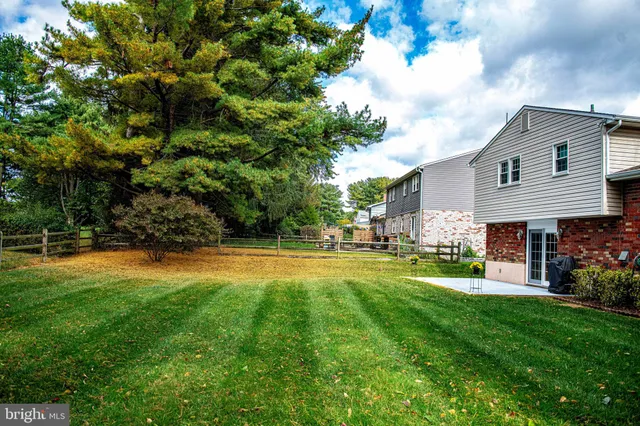 a view of a house with a backyard