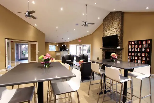 $2,431 | 110 Aster Drive, Unit 2214, Schaumburg, IL 60173