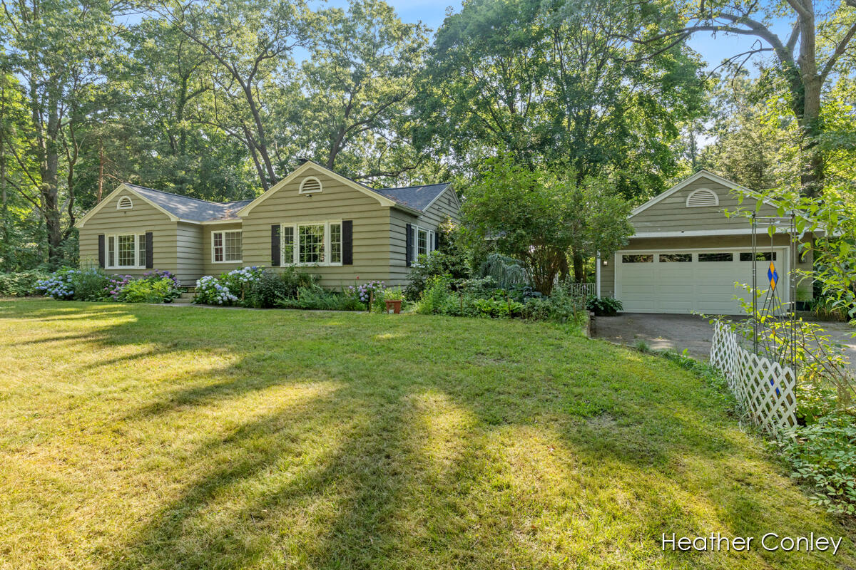 18086 North Fruitport Road Spring Lake, MI 49456 - Photo 2 of 45 IMG_1002