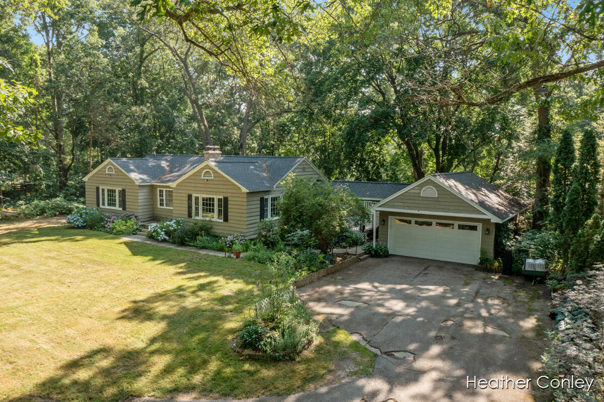 18086 North Fruitport Road Spring Lake, MI 49456 - Photo 3 of 45 IMG_1040