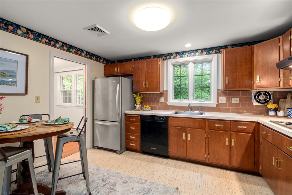 20 Brooks Road Sudbury, MA 01776 - Photo 3 of 42