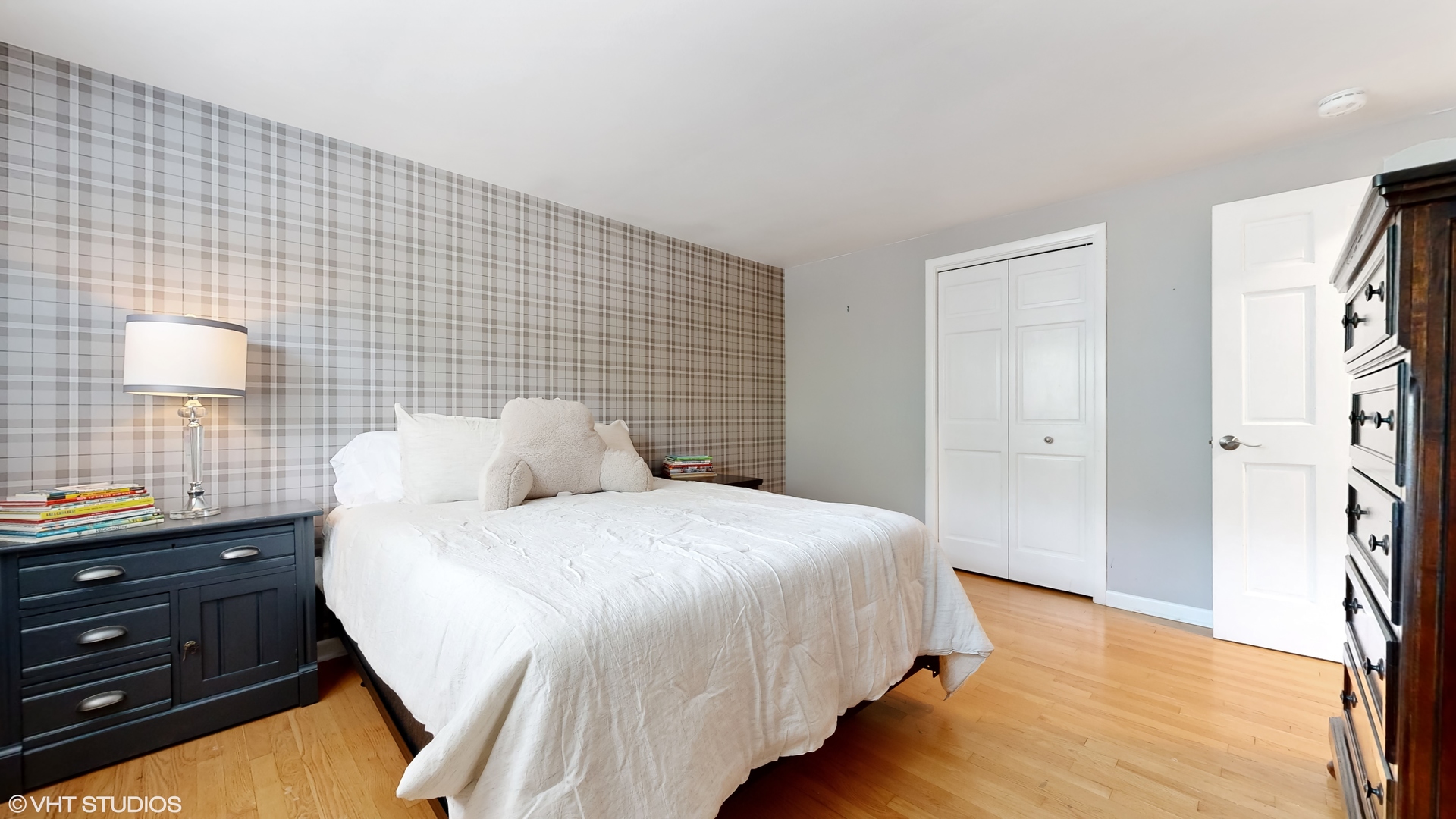 15 Winston Road Lake Forest, IL 60045 - Photo 16 of 26 a bedroom with a bed and a night stand