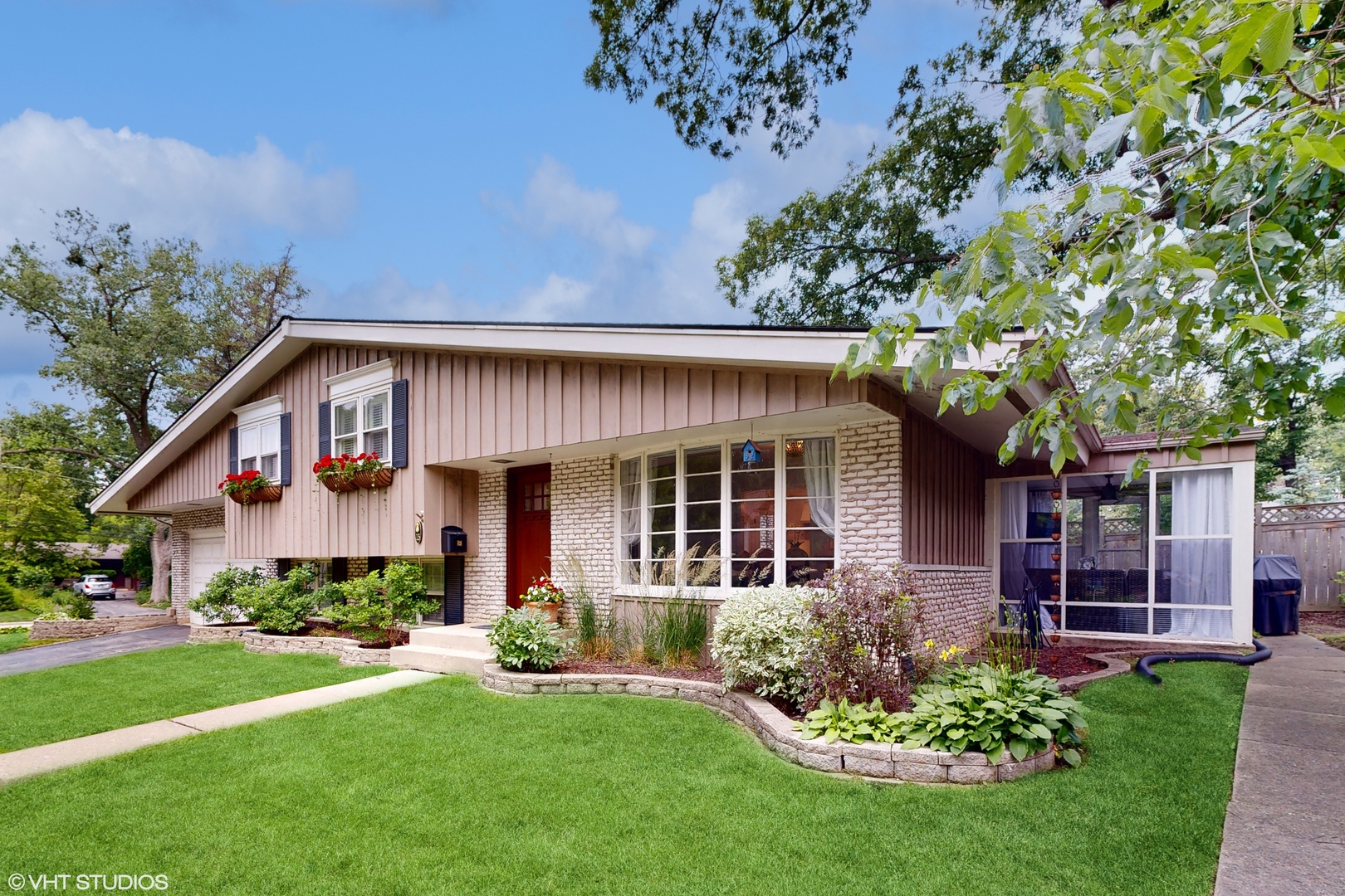 15 Winston Road Lake Forest, IL 60045 - Photo 2 of 26 a front view of a house with a garden